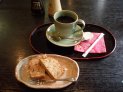 コーヒーと一緒に出された特製ケーキ